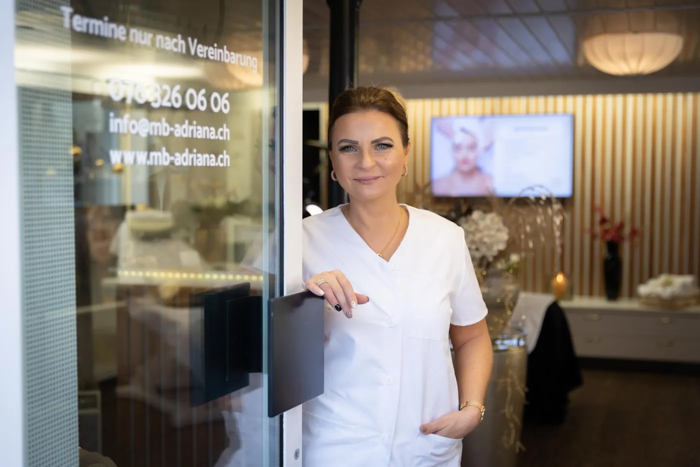 Adriana im Eingang des Studios