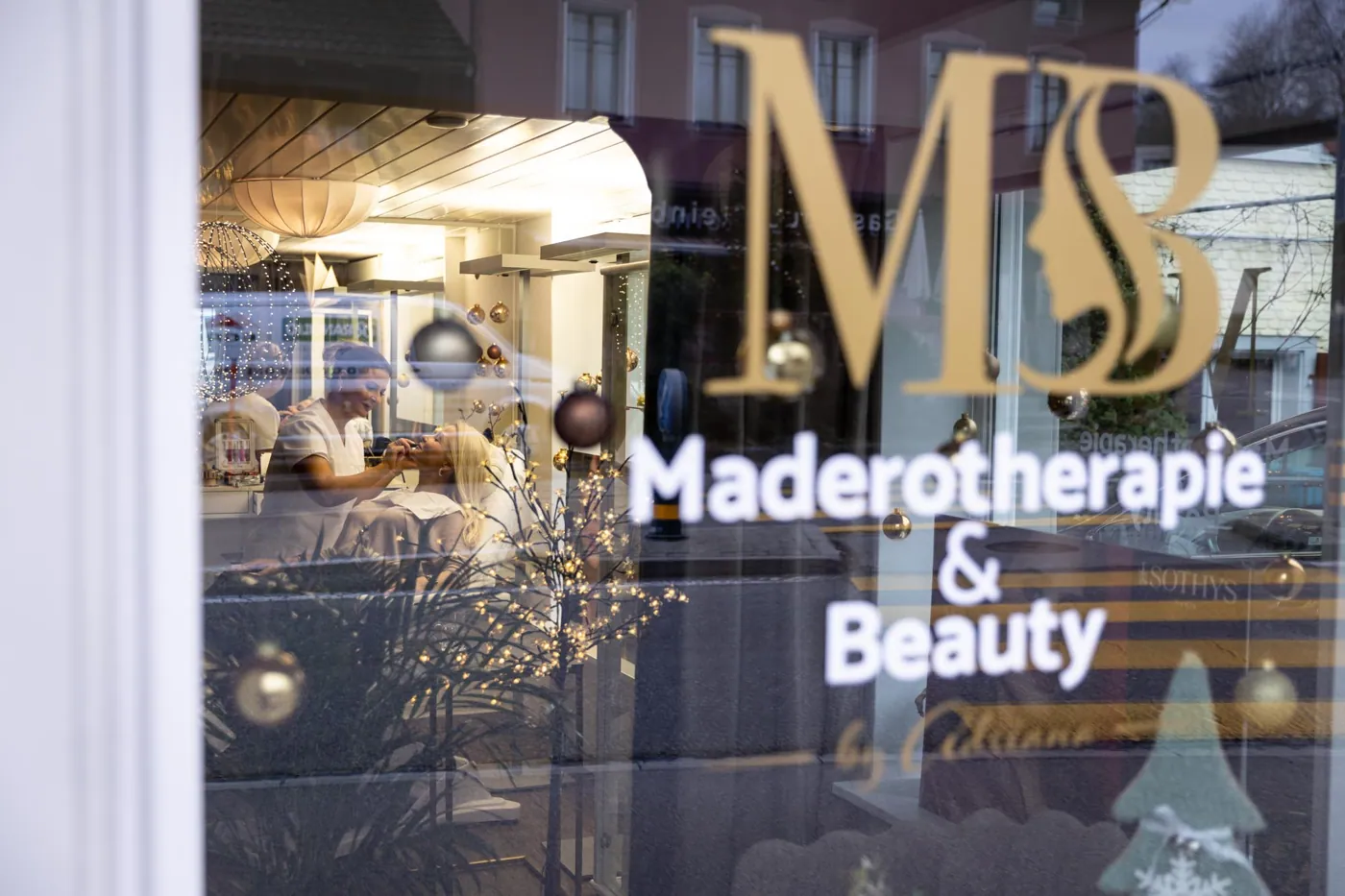 Schaufenster mit MB-Logo